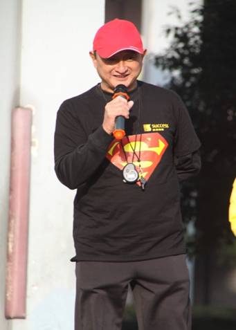 裁判長(zhǎng)宣布比賽開始